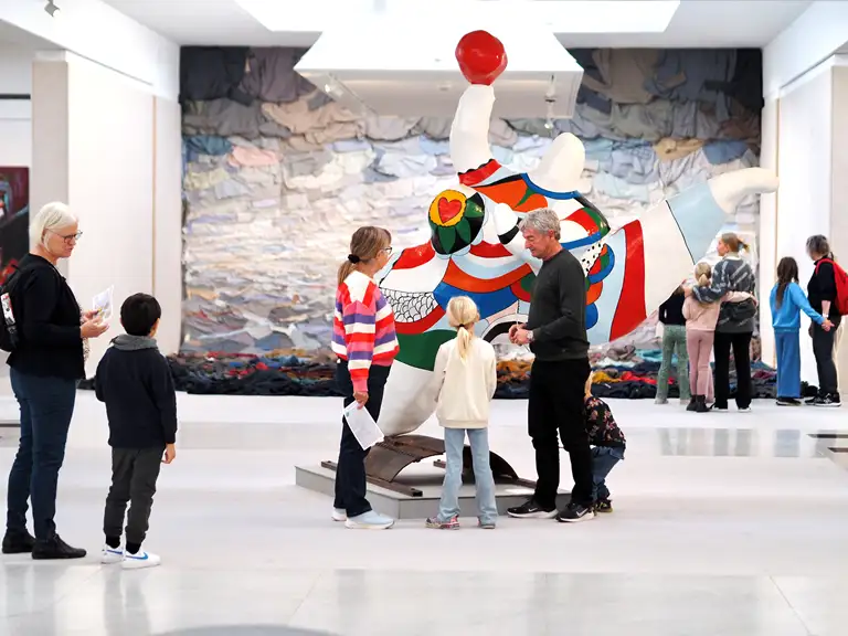 Rejs med NT-tog eller -bus til Kunsten i Aalborg.